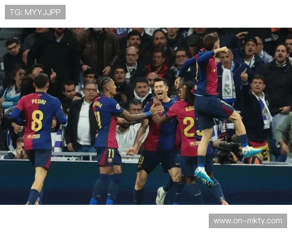 皇马国家德比力克巴萨稳居榜首领先五分 赫罗纳陷入垫底困境 皇马国家德比力克巴萨稳居榜首领先五分 赫罗纳陷入垫底困境